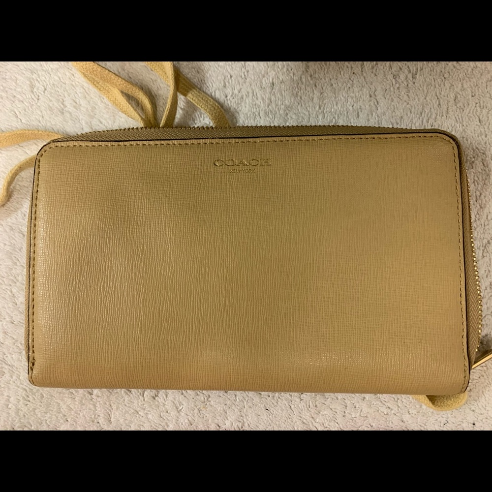 🔥Coach wallet , zip like new  8”x4” tan